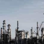Petróleo gana terreno esperando que Opep+ mantenga recortes de producción