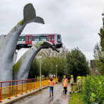 La cola de una escultura de ballena evita que un vagón de metro caiga al agua