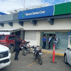 Asaltan sucursal de Banco Santa Cruz en Santiago