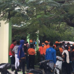 Personas se aglomeran en la dirección provincial de Salud de Barahona para prueba coronavirus