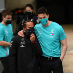 Hamilton se anota su séptimo Mundial al ganar en Turquía delante de 'Checo'