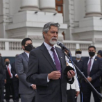Francisco Sagasti jura el cargo de presidente de Perú recordando a los manifestantes fallecidos