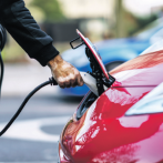 Vehículos eléctricos en emergentes acabarán la era del petróleo, dice informe
