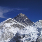 Científicos encuentran microplásticos en muestras de nieve del Everest