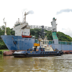 Trasladan barco atracado durante siete años en el Puerto de Boca Chica