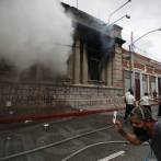 Incendian parte del Congreso durante protesta en Guatemala