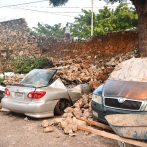 Una parte del “muro de la vergüenza” cede en Simonico y sepulta varios vehículos