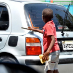 Una nueva oleada de niños ‘limpiavidrios’ irrumpe en las calles