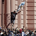 Incidentes en Casa Rosada obligan a trasladar féretro de Maradona hacia otro salón