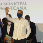 Abinader anuncia aumento de dinero a los ayuntamientos del país