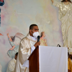 Párroco Jesús De la cruz Reyes estrena nueva sotana durante eucaristía en Los tres brazos