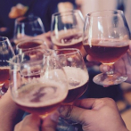 Contra el coronavirus, Gales prohíbe la venta de alcohol en bares y restaurantes