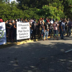 Comunitarios de Haina protesta en Medio Ambiente para cierre de recicladora de baterías