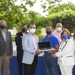 Educación dice completó jornada de entrega de tabletas y netbooks a estudiantes en Santiago