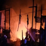 Fuego destruye dos edificaciones de madera en centro histórico de Puerto Plata