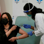 Kamala Harris recibe vacuna contra covid-19 ante cámaras e insta a confiar en inmunización