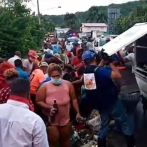 Ciudadanos saquean camión de ron accidentado en Puerto Plata
