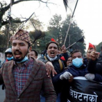 Miles de personas salen a la calle en Nepal para protestar contra la convocatoria de elecciones anticipadas