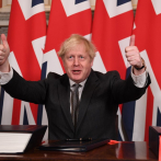 Boris Johnson firma el acuerdo del Brexit al que llegó con la UE