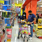 Compradores de juguetes se adelantan para evitar las aglomeraciones