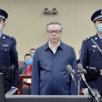 Condenado a pena de muerte ex banquero en China por corrupción y bigamia