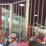 Multitud se aglomera en entrada del Metro al inicio del toque de queda