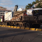 Camión derriba al menos nueve postes de luz en la Máximo Gómez; tránsito se paraliza