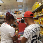 Largas filas y aglomeraciones en los supermercados del Gran Santo Domingo