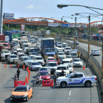 Amplio congestionamiento vehicular al llegar el toque de queda en la Autopista Duarte
