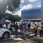 En el Moscoso Puello la gente se aglomera frente a unidad de Covid para saber de sus parientes