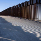 Trump urge a Biden a mantener sus medidas migratorias y el muro con México
