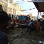 Ochenta bomberos tratan de sofocar fuego que se inició en la madrugada en fábrica de papel de Villa Juana