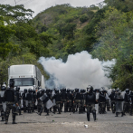 Guatemala reprime y dispersa caravana migrante que busca EE.UU.