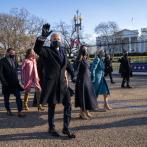 Joe Biden entra caminando a la Casa Blanca