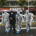 Familiares de víctimas del virus en Wuhan acusan a autoridades de silenciarles en visita de la OMS