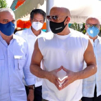 La presencia de Vin Diesel en camiseta sin mangas al lado del presidente da de qué hablar en las redes