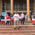 Organizaciones contra la corrupción se manifiestan frente al Palacio de Justicia de Santiago