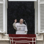 El papa vuelve a saludar desde la Plaza de San Pedro