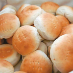 Panaderos posponen alza del pan