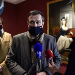 Alcalde ultraderechista francés desafía al gobierno y abre museos