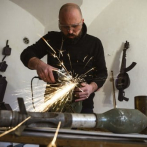Un artista serbio convierte las armas en instrumentos