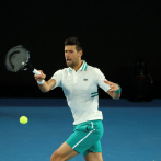 Djokovic soporta dolor abdominal y derrota a Milos Raonic