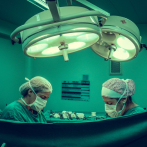 Un robot quirúrgico extirpa un tumor a una paciente despierta por primera vez