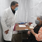 Hispanos enfrentan barreras para obtener vacuna de COVID-19
