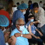 Rafael Sánchez Cárdenas, exministro de Salud Pública, se vacuna contra la COVID-19