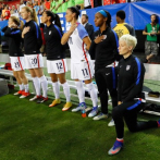 Federación de fútbol de EEUU elimina prohibición de arrodillarse durante el himno