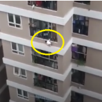 Un repartidor salva a una niña que cayó de una altura de 12 pisos