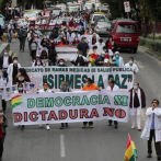Médicos bolivianos marchan en el duodécimo día de su huelga contra ley sanitaria