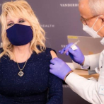 Dolly Parton donó un millón de dólares para financiar la vacuna y esperó su turno para recibirla