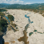 Senador de Peravia exige militarizar río Nizao; muestra imagen aérea de la depredación